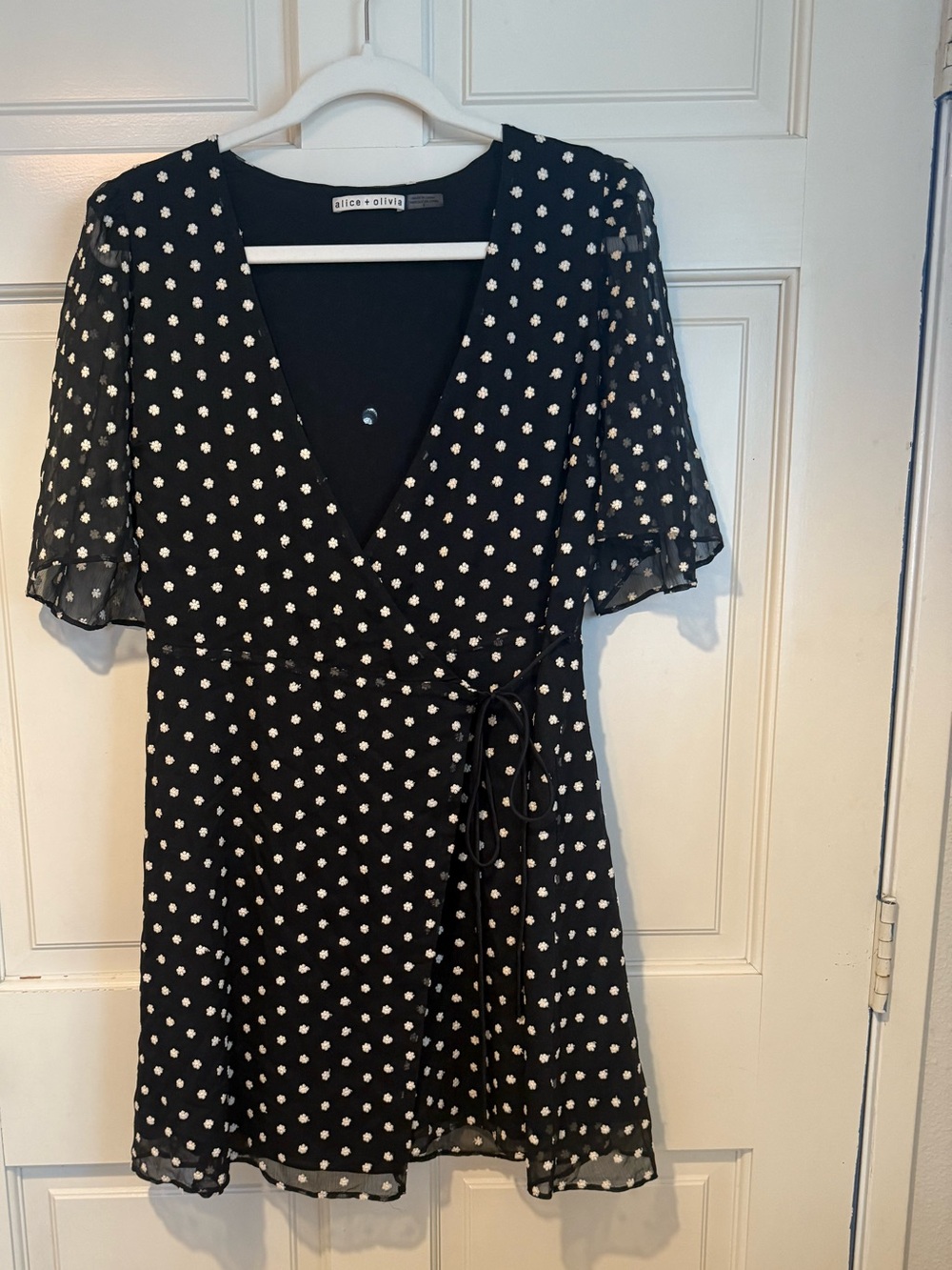 Alice + Olivia Sandra Embroidered
Wrap Mini Dress Black Daisy size 6